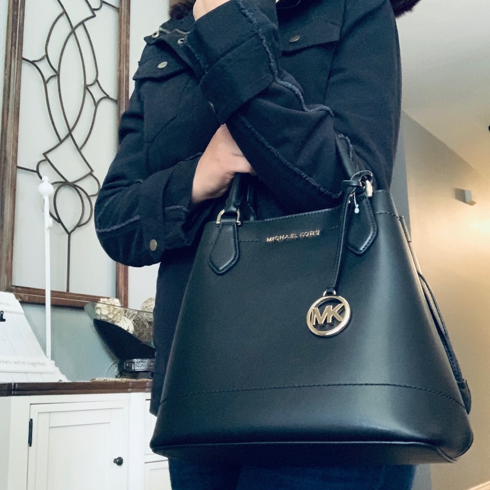 New MK black Satchel/ crossbody 🖤 - Picture 5 of 7
